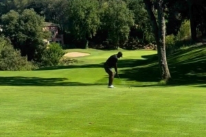 开云体育APP-养生之道⛳️詹姆斯晒打高尔夫片段 随后再次泡冰水浴恢复身体