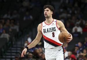 开云体育APP-好一员猛将！阿夫迪亚砍26分15板6助&amp;抢下7个前场板 另有2断2帽