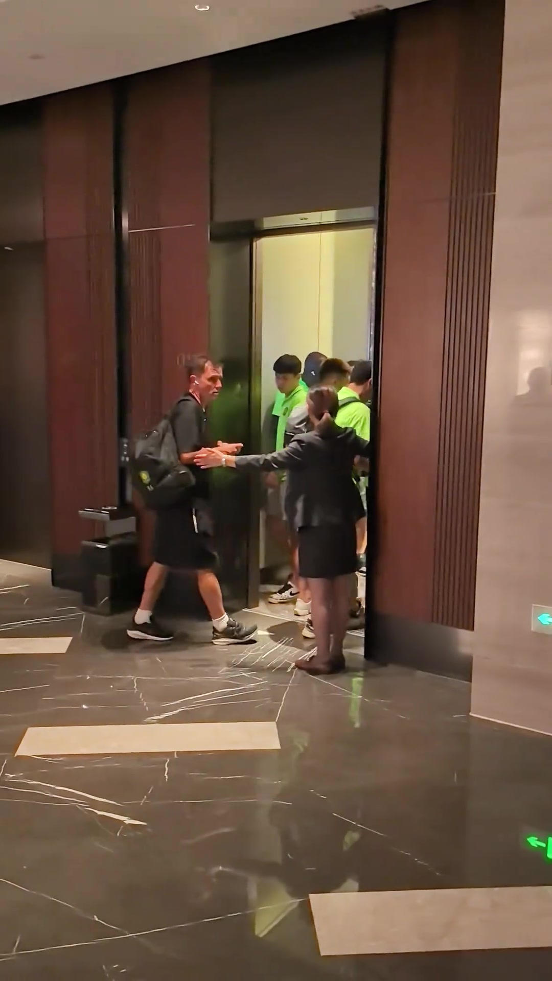 开云体育网址-袁野：王刚冲突后很快与当事球迷重新见面，双方已经相互道歉和解