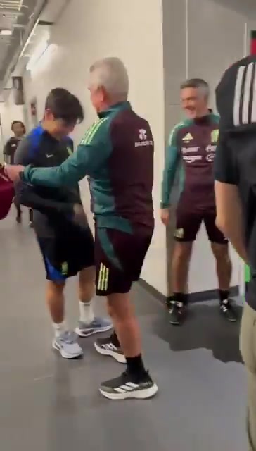 开云体育下载-墨西哥主帅阿吉雷赛后会面李刚仁，师徒重逢笑谈往事