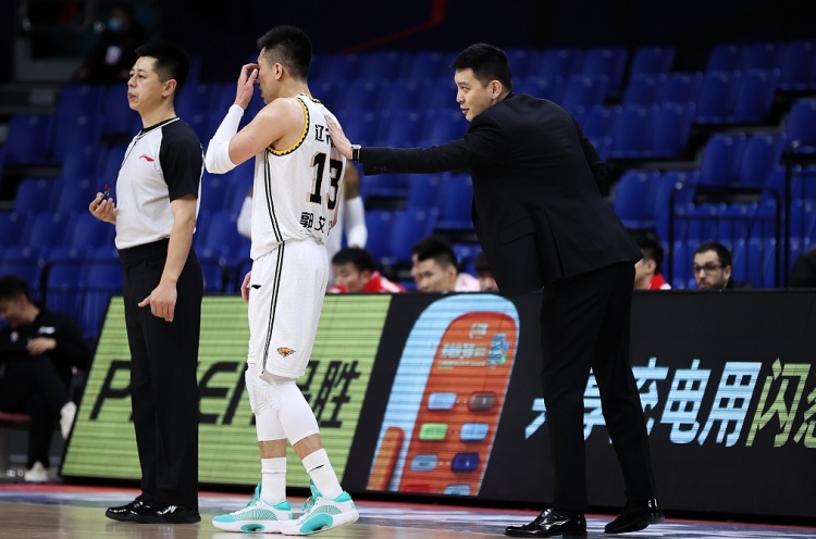 kaiyun-字母没走成教练怎么用？杨鸣：不要再试探底线 只需维护好关系