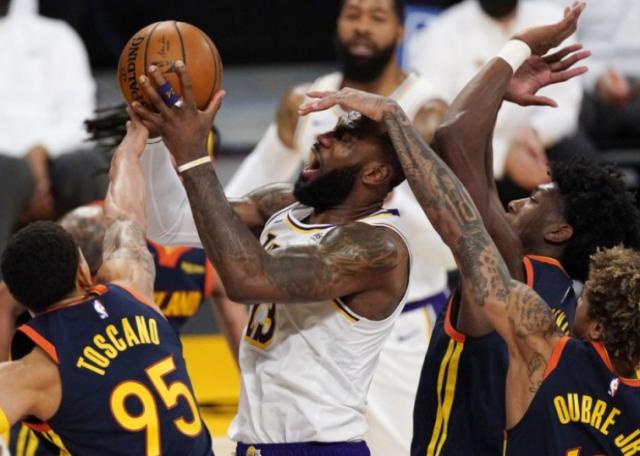 开云体育APP-詹姆斯：今晚只用出战24分钟 还需要适应无眉打法